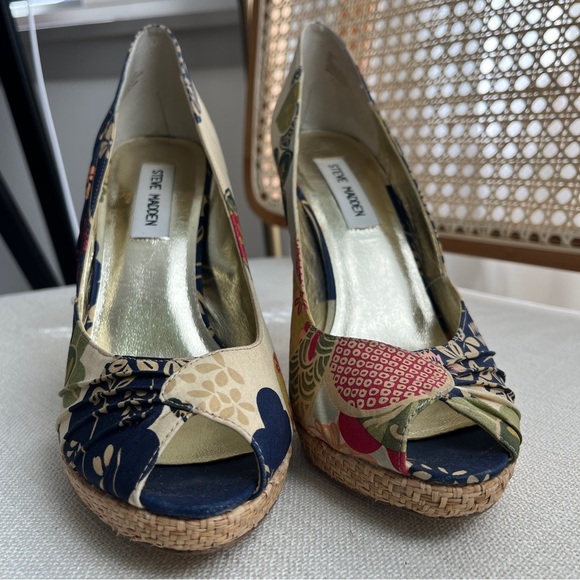 Steve Madden Richhi floral print peep-toe heels | Blue, Cream, Red | Size 8 - Picture 8 of 15